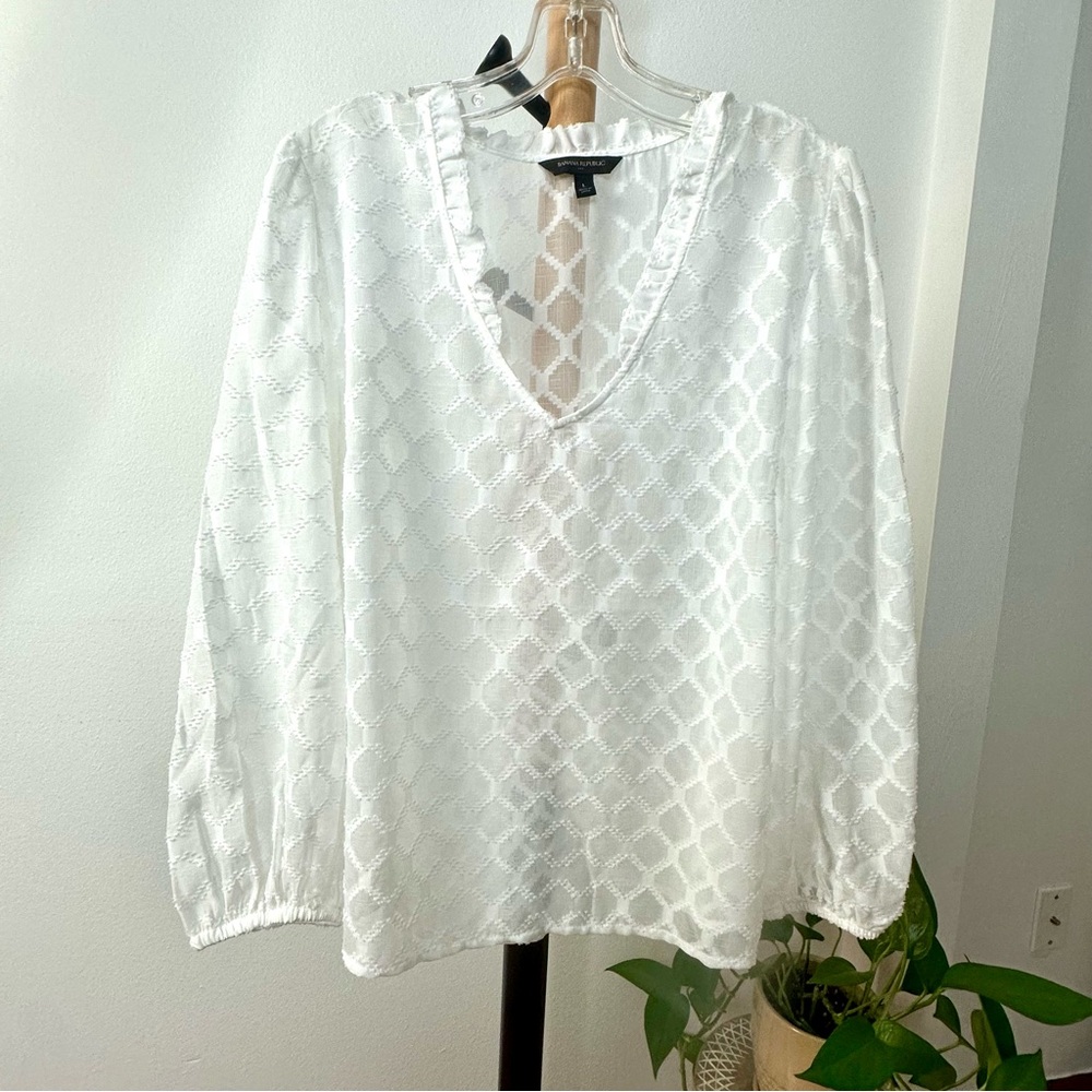 Banana Republic 3/4 sleeve V neck semi sheer white blouse w/ ruffle trim SZ LG